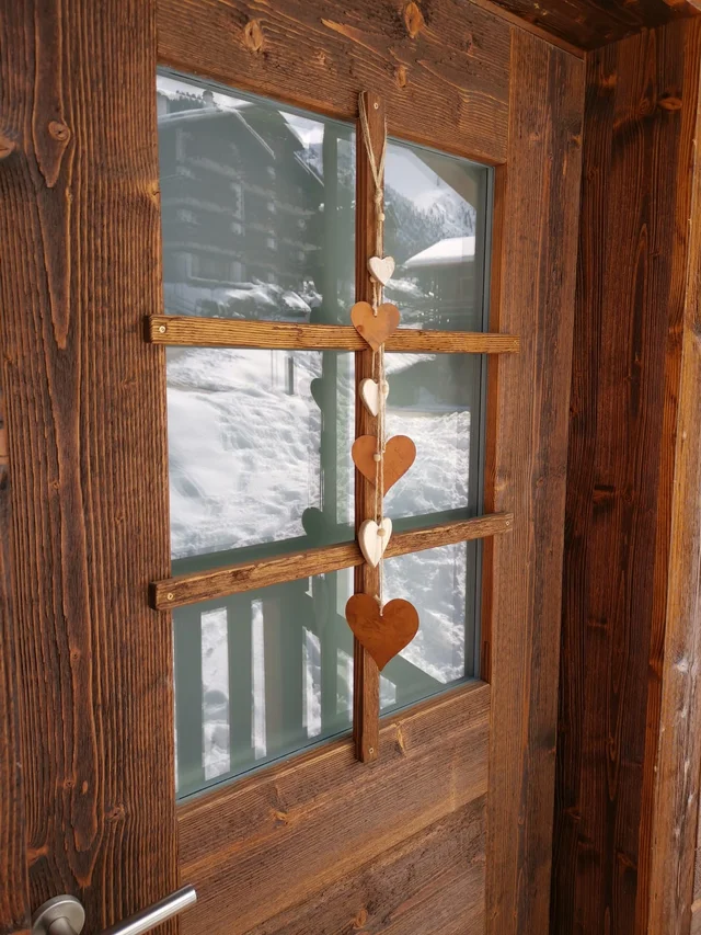 Salle à manger de l'appartement à Grimentz, côté balcon avec vue est