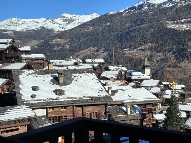 Salle à manger de l'appartement à Grimentz, côté balcon avec vue est