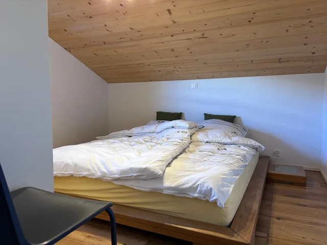 1ère chambre (parentale) avec lit king size (180x200) et armoire à disposition