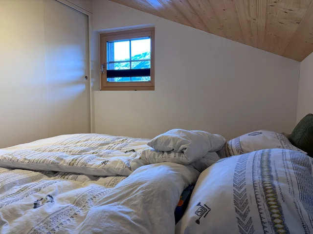 1ère chambre (parentale) avec lit king size (180x200) et armoire à disposition