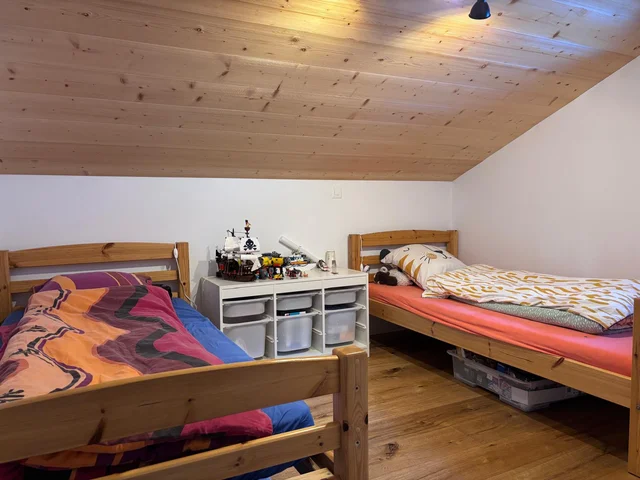 3ème chambre avec 2 lit de 90x200 et quelques jeux enfant. Il y a également une armoire