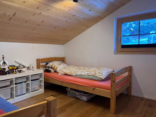 3ème chambre avec 2 lit de 90x200 et quelques jeux enfant. Il y a également une armoire