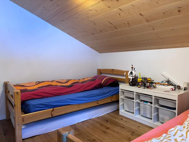 3ème chambre avec 2 lit de 90x200 et quelques jeux enfant. Il y a également une armoire