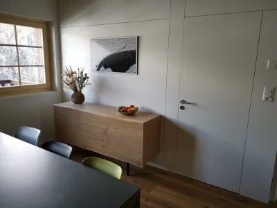 Salle à manger de l'appartement à Grimentz, côté balcon avec vue est