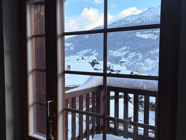 Vue sur le vieux village depuis la porte fenêtre qui s'ouvre sur le balcon