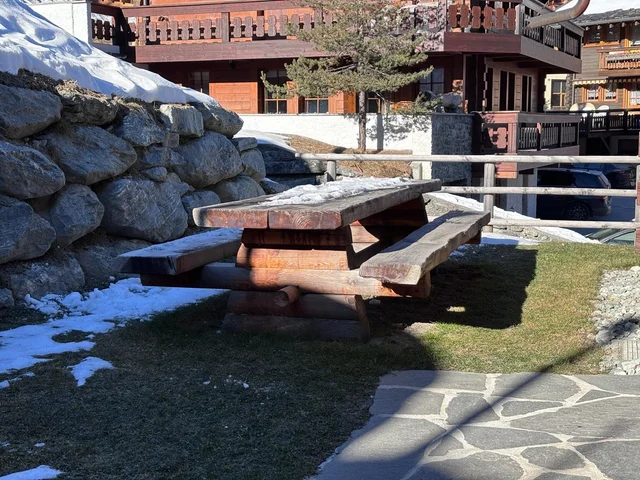 Table extérieure pouvant accueillir jusqu'à 12 personnes