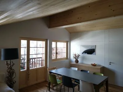 Salle à manger de l'appartement à Grimentz, côté balcon avec vue est