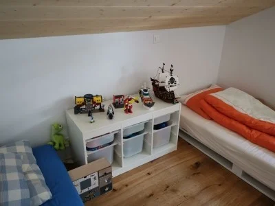 Salle à manger de l'appartement à Grimentz, côté balcon avec vue est