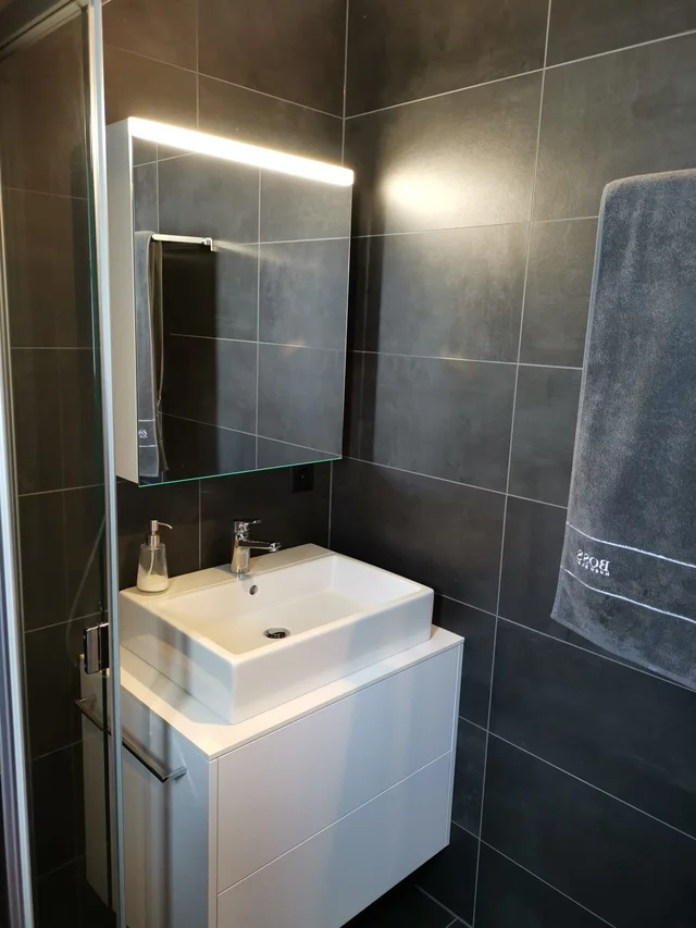 Salle à manger de l'appartement à Grimentz, côté balcon avec vue est