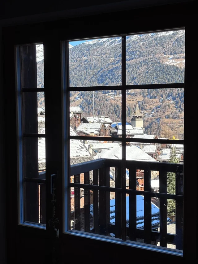 Salle à manger de l'appartement à Grimentz, côté balcon avec vue est